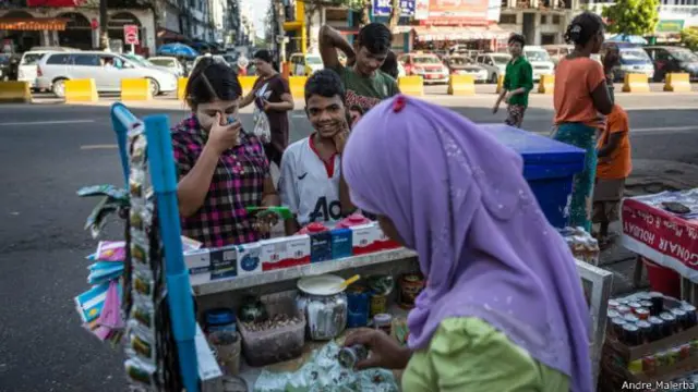 वो बताती हैं कि एक बार एक बौद्ध भिक्षु उनकी दुकान पर आया और पान मांगने के बाद भद्दी टिप्पणियां करने लगा. वो डर के मारे उसका विरोध नहीं कर पाईं.