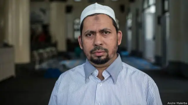 फारूक़ करीब 20 सालों से मुअज़्ज़िन का काम कर रहे हैं. वो पांचों वक्त के नमाज़ के समय अज़ान देते हैं.