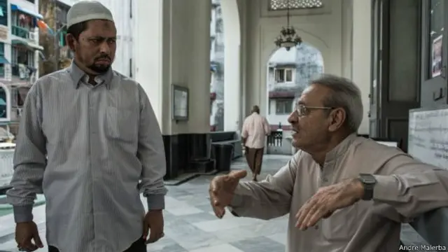 उनका कहना है कि उन्हें मुस्लिम स्ट्रीट पर जहां वो रहते हैं, कभी सीधे तौर पर उत्पीड़न नहीं झेलना पड़ा है. हालांकि वो मानते हैं कि वो इस बात को लेकर आश्वस्त नहीं हैं कि जब यात्रा पर होंगे तो उनके साथ क्या होगा.