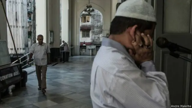 वो बताते हैं कि उन्होंने मुसलमानों पर होने वाले उत्पीड़न के बारे में सुना है लेकिन उनका मानना है कि सहिष्णुता ना घटा और ना ही बढ़ा है, जैसा था वैसा ही है. 