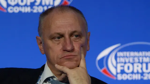 Александр Аузан считает, что извлечь выгоду из военных технологий для гражданского сектора возможно, и предлагает "посчитать" такой вариант развития страны 