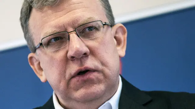 Алексей Кудрин считает, что правительству необходимо было растянуть перевооружение армии на более долгий срок - и за счет этого меньше экономить на образовании и здравоохранении