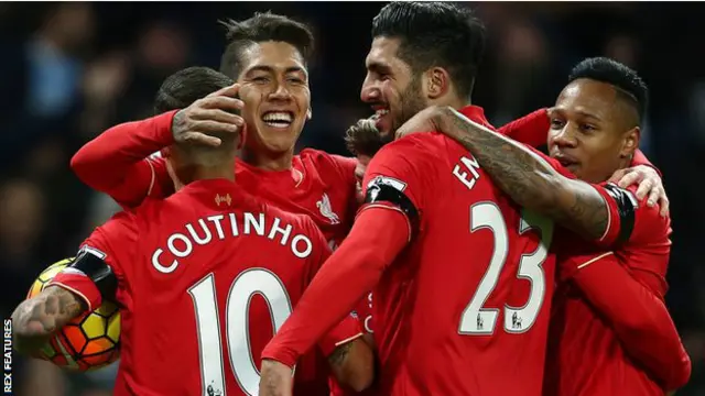 Roberto Firmino mencetak gol kedua Liverpool dari jarak dekat, memanfaatkan kesalahan pemain MU, Michael Carrick.