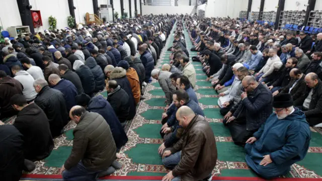 De acordo com a lei do país, França não pode oferecer serviços públicos diferenciados para comunidade religiosa, nem financiar construção de mesquitas