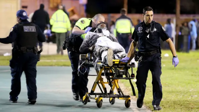 Polis atışma başlayan zaman izdihamı dağıtmaq üçün yolda olduğunu bildirir