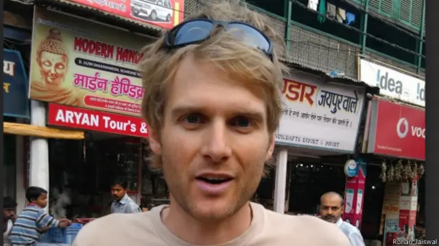 سویڈن کے سیاح ڈیوڈ اسے اظہار عقیدت قرار دیتے ہیں