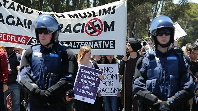 حاولت الشرطة منع اشتباك الطرفين