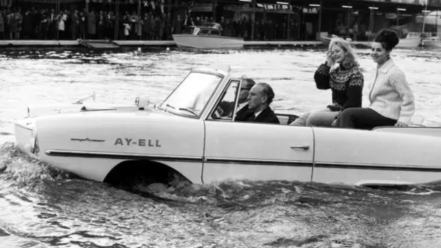 1964年,驾驶着水陆两用车的英国交通部前部长欧内斯特·马普尔思 (Marples) 。(图片来源:Fox Photos/Hulton Archive/Getty)