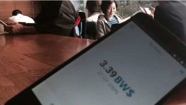 Bitwalking, adımları sayıyor ve her 10 bin adım için 1 Bitwalking doları ödüyor.