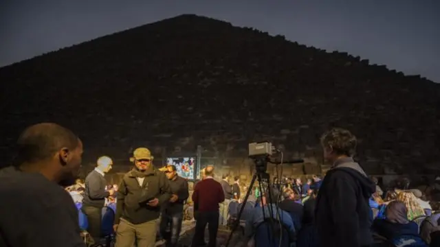 研究人员在吉萨大金字塔旁等待一台红外热成像设备绘制墙体的热足迹(图片来源：Getty Images)