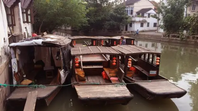 游客可以坐船畅游苏州运河。（图片来源：Eva Rammeloo）