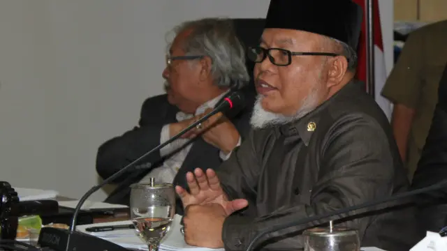 Ketua MKD, Surahman Hidayat, menyatakan laporan Menteri Sudirman Said "tidak laik".