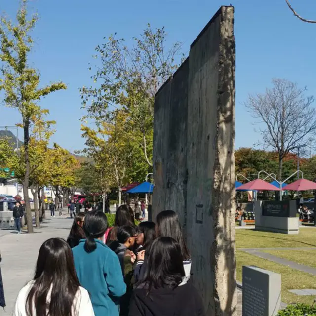 Ba phiến đá của Bức tường Berlin được triển lãm tại Seoul như lời nhắc nhở về cơ hội thống nhất đất nước trên bán đảo Triều Tiên