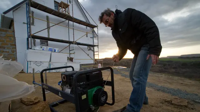 Мужчина у генератора