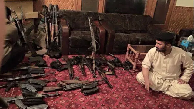 آقای قدیر چند هفته قبل در ننگرهار بود و با انتشار عکسهایی از این دست روی صفحه فیسبوک خود، اعلام کرد که آماده عملیات علیه داعش است