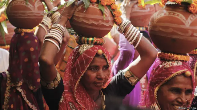 कलश यात्रा के दौरान पुष्कर स्थित मंदिर जाती हिंदू महिलाएं. 