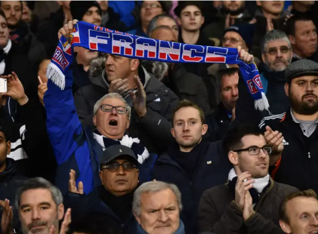 Футбольные болельщики поют Марсельезу