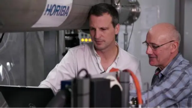 Журналіст ВВС Річард Весткотт і колишній державний автоінспектор Тед Фореман під час випробування