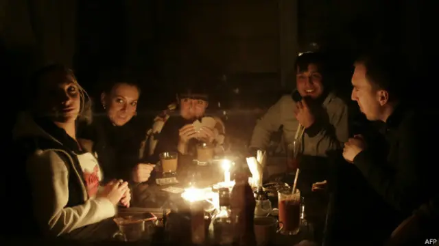 Люди ищут варианты скоротать время без интернета и телефонной связи