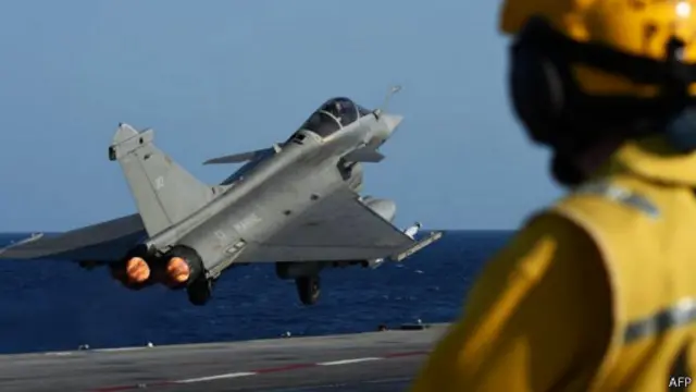 د پاريس له بريدونو وروسته فرانسې د داعيش پرضد بريدونه تند کړې دي.