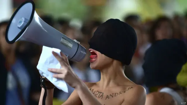 Abagore mu myiyerekano yo kwiyamiriza ihohoterwa rifatiye ku gitsina i Sao Paulo muri Brezile