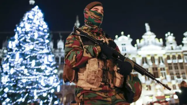 Seorang serdadu berpatroli di tengah kota Brussels.