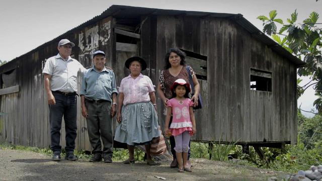 Francisco Barrantes junto a su familia. Barrante quiere dejar el cultivo de coca y dedicarse al café o el cacao. 