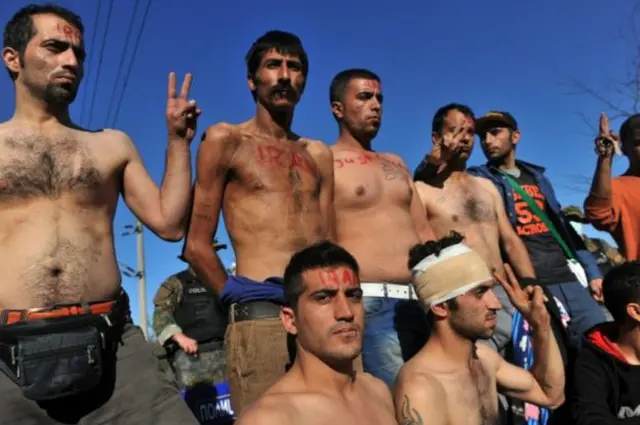 چند روز پیش هم مهاجران ایرانی در اعتراض به بسته شدن مرز لب هایشان را دوخته بودند