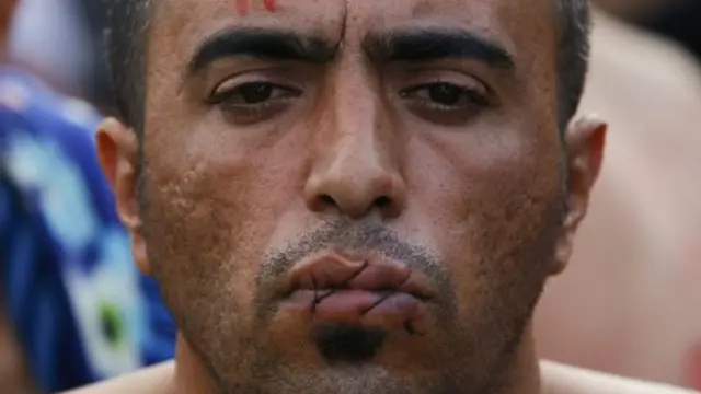 Pazartesi günü İranlı oldukları tahmin edilen bir grup mülteci protesto amacıyla dudaklarını dikti