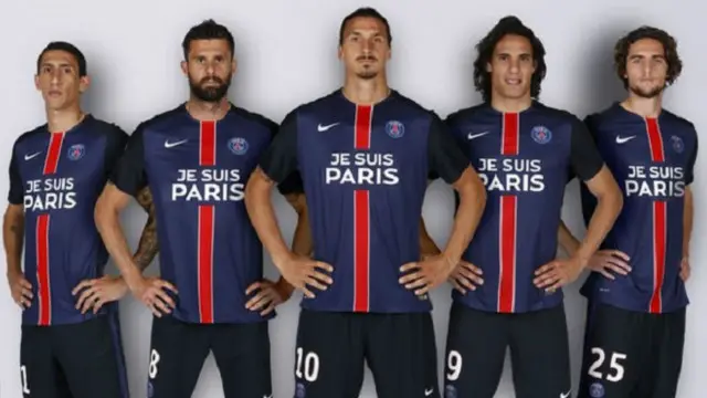 Kaus 'Je Suis Paris' yang akan dikenakan oleh pemain Paris St-Germain untuk menghormati korban tewas dalam serangan 13 November lalu.