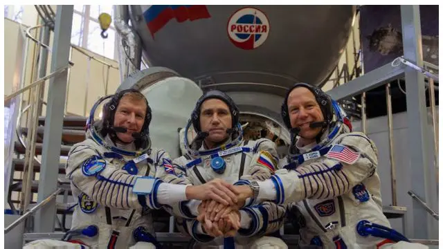 Tim Peake (kiri) akan terbang dengan Yuri Malenchenko (tengah) dan Tim Kopra (kanan).