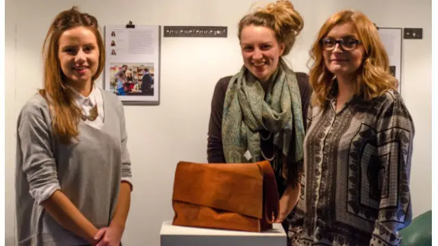 Tas berfungsi untuk membuat pemiliknya "malu" saat berbelanja.