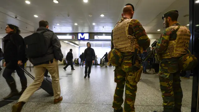 警察在布鲁塞尔的一个火车站巡逻，比利时已经宣布把首都警戒级别提到最高。