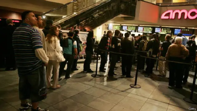 تخلو السعودية من دور العرض السينمائي ويسافر السعوديين للخارج لمشاهدة الأفلام