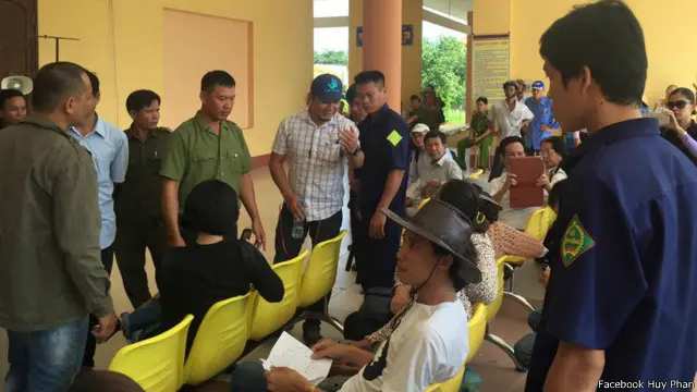 Bên ngoài khu vực tòa xử Nguyễn Mai Trung Tuấn