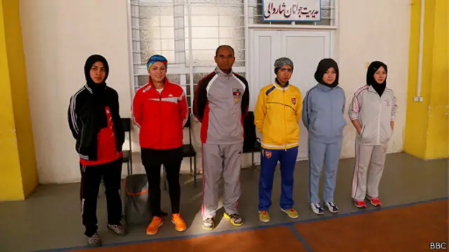 تهمینه وایي کورنۍ یې هڅولې چې په دې برخه کې مخته لاړه شي خو د ټولنې چلند ورسره توپیري و، په افغان ټولنه کې لکه چې تهمينه فکر کوي، نجونې داسې ګڼي چې ګواکې څوک ورته په ښه سترګه نه ګوري