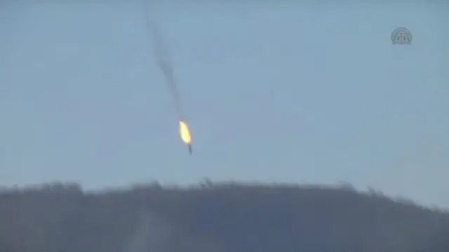 Media Turki menayangkan sebuah pesawat terbakar yang jatuh menghujam perbukitan.