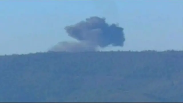 د الوتکې د لوېدو خپرو شویو وېډیوګانو کې لیدل کېږي چې د سوریې لاذقیه ولایت پر غرونو رالوېدلې 