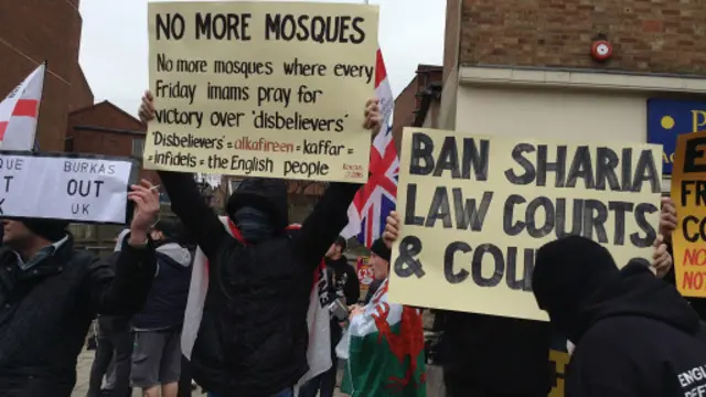 英格兰护卫联盟（EDL）在Dudley的反穆斯林游行