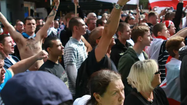 英格兰护卫联盟（EDL）在伦敦Tower Hamlets的反穆斯林游行