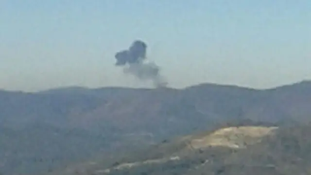 Columna de humo de avión derribado