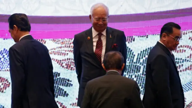 每日电讯报的文章说，东盟夹在美国和中国之间左右为难，东盟国家软弱的多边谈判政策只能把水搅得更浑。