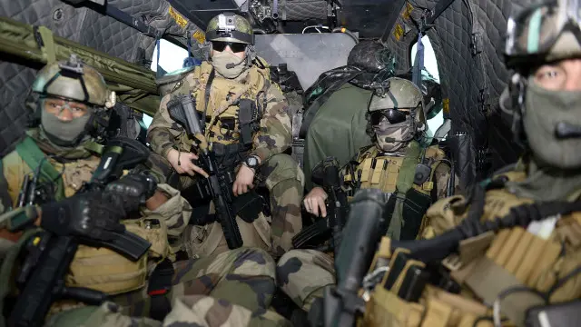 Tentara Prancis akan bergabung dengan ribuan polisi yang dikerahkan usai serangan di Paris, November lalu.