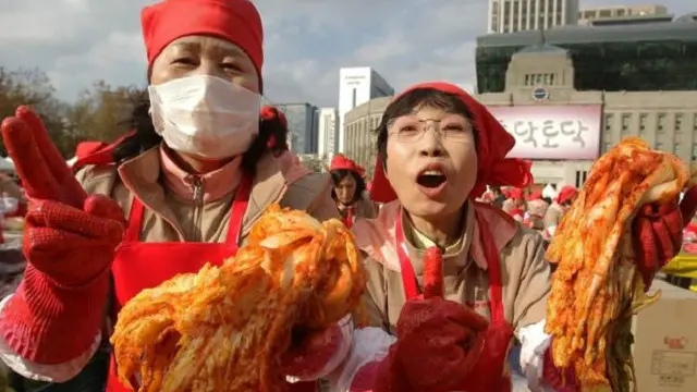 泡菜多是家庭各自腌制，各有“秘方”，地区之间甚至邻居之间竞争激烈，都声称自己腌制的泡菜最正宗可口。