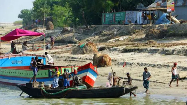 在孟加拉國的村莊之間穿梭往來常常需要乘船(圖片來源:Mike MacEacheran)