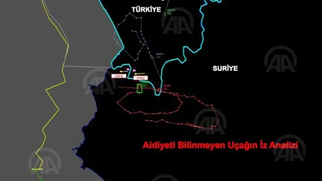 Türkiyə Silahlı Qüvvələri Baş Qərargahının dərc etdiyi xəritədə Su-24 və F-16 qırıcılarının uçuş trayektoriyaları göstərilib. Qırmızı xətt Su-24-ün trayektoriyasını göstərir, firuzəyi və boz rənglə F-16-ların uçuş trayektoriyası verilib.