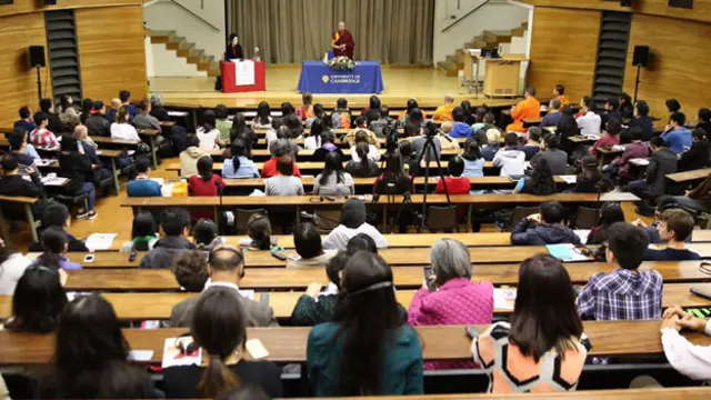 堪布在剑桥大学演讲现场