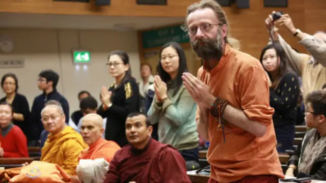 西方信众聆听索达吉堪布演讲