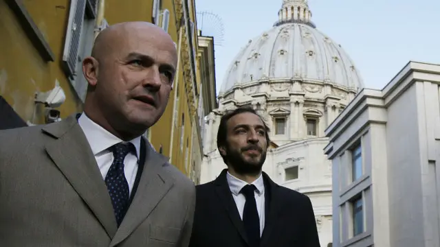 Jurnalis Gianluigi Nuzzi dan Emiliano Fittipaldi membuat dua buku berisi dugaan korupsi di Vatikan.