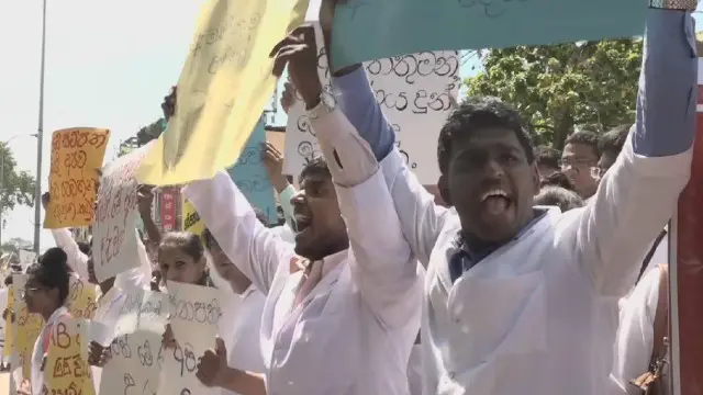 විදේශ වෛද්‍ය විද්‍යාලවල ඉගෙන ගත් සිසුන්ට නැති තහංචි තමන්ට පැනවීම ප්‍රශ්නයක් බවයි මාලඹේ වෛද්‍ය සිසුන් පවසන්නේ.